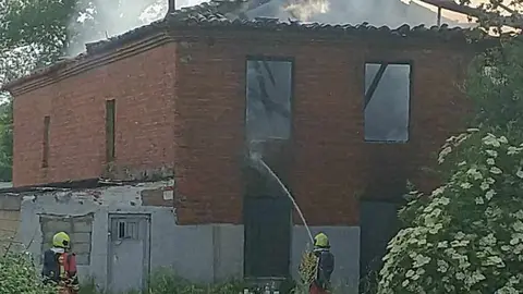 Las llamas calcinaron por completo el inmueble, obligando a la intervención de Bomberos, Policía Nacional y Policía Local. Parte de la techumbre se desplomó debido a la intensidad del fuego.