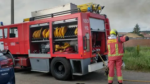 Las llamas calcinaron por completo el inmueble, obligando a la intervención de Bomberos, Policía Nacional y Policía Local. Parte de la techumbre se desplomó debido a la intensidad del fuego.