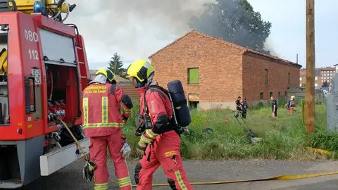 Las llamas calcinaron por completo el inmueble, obligando a la intervención de Bomberos, Policía Nacional y Policía Local. Parte de la techumbre se desplomó debido a la intensidad del fuego.