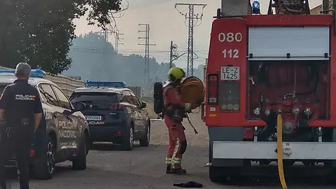 Las llamas calcinaron por completo el inmueble, obligando a la intervención de Bomberos, Policía Nacional y Policía Local. Parte de la techumbre se desplomó debido a la intensidad del fuego.