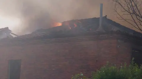 Las llamas calcinaron por completo el inmueble, obligando a la intervención de Bomberos, Policía Nacional y Policía Local. Parte de la techumbre se desplomó debido a la intensidad del fuego.