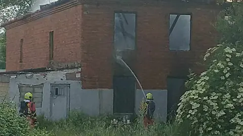 Las llamas calcinaron por completo el inmueble, obligando a la intervención de Bomberos, Policía Nacional y Policía Local. Parte de la techumbre se desplomó debido a la intensidad del fuego.