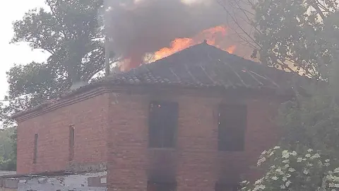 Las llamas calcinaron por completo el inmueble, obligando a la intervención de Bomberos, Policía Nacional y Policía Local. Parte de la techumbre se desplomó debido a la intensidad del fuego.