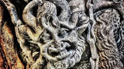 El escritor y fotógrafo leonés Juan Luis Puente publica 'Mensajes Escondidos en la Catedral de León, Claustro y Museo', un libro único que permite redescubrir la Seo leonesa en un apasionante viaje de 15 capítulos.