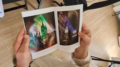 El escritor y fotógrafo leonés Juan Luis Puente publica 'Mensajes Escondidos en la Catedral de León, Claustro y Museo', un libro único que permite redescubrir la Seo leonesa en un apasionante viaje de 15 capítulos. En la imagen, Juan Luis Puente en la redacción de Heraldo de León.