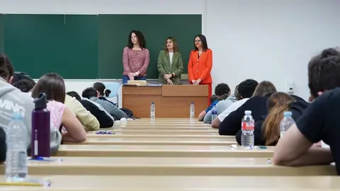 La consejera de Educación, Rocío Lucas, visita junto a la vicerrectora de Estudiantes y Empleabilidad de la Universidad de Valladolid, Cristina de la Rosa, el desarrollo de las Pruebas de Acceso a la Universidad (PAU). Foto: Miriam Chacón.