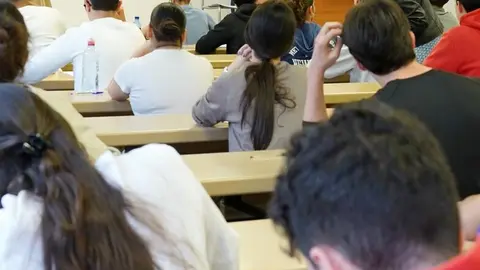 La consejera de Educación, Rocío Lucas, visita junto a la vicerrectora de Estudiantes y Empleabilidad de la Universidad de Valladolid, Cristina de la Rosa, el desarrollo de las Pruebas de Acceso a la Universidad (PAU). Foto: Miriam Chacón.