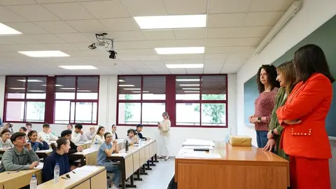 La consejera de Educación, Rocío Lucas, visita junto a la vicerrectora de Estudiantes y Empleabilidad de la Universidad de Valladolid, Cristina de la Rosa, el desarrollo de las Pruebas de Acceso a la Universidad (PAU). Foto: Miriam Chacón.