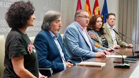 El vicepresidente de la Diputación de León, Roberto Aller, presenta una obra de teatro sobre Alfonso IX que se escenificará en San Isidoro. Foto: Campillo
