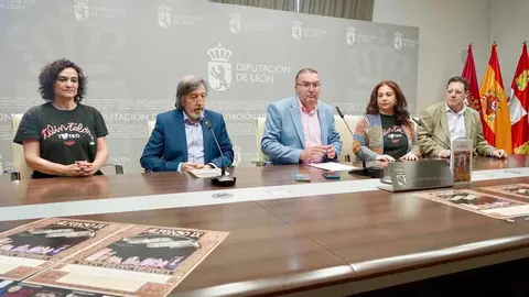 El vicepresidente de la Diputación de León, Roberto Aller, presenta una obra de teatro sobre Alfonso IX que se escenificará en San Isidoro. Foto: Campillo
