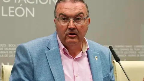 El vicepresidente de la Diputación de León, Roberto Aller, presenta una obra de teatro sobre Alfonso IX que se escenificará en San Isidoro. Foto: Campillo