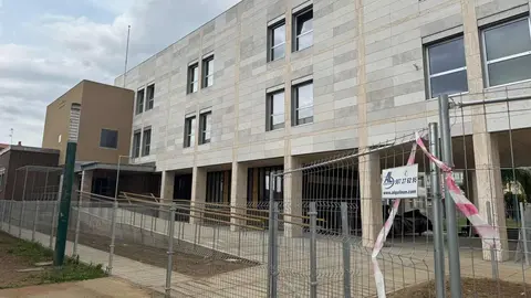 Pese a los más de 3,7 millones invertidos y cinco meses de retraso, los más de 21.000 usuarios seguirán siendo atendidos en instalaciones provisionales sin un horizonte claro de retorno pese a que la obra ya está finalizada. Fotos: Silvia García