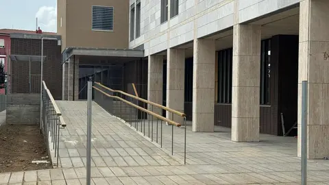 Pese a los más de 3,7 millones invertidos y cinco meses de retraso, los más de 21.000 usuarios seguirán siendo atendidos en instalaciones provisionales sin un horizonte claro de retorno pese a que la obra ya está finalizada. Fotos: Silvia García