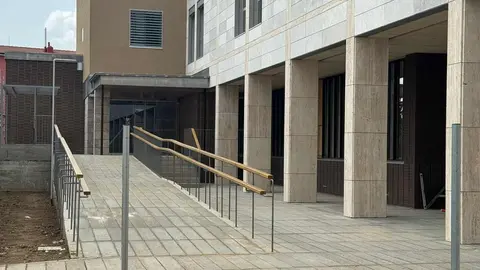Pese a los más de 3,7 millones invertidos y cinco meses de retraso, los más de 21.000 usuarios seguirán siendo atendidos en instalaciones provisionales sin un horizonte claro de retorno pese a que la obra ya está finalizada. Fotos: Silvia García