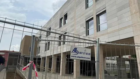 Pese a los más de 3,7 millones invertidos y cinco meses de retraso, los más de 21.000 usuarios seguirán siendo atendidos en instalaciones provisionales sin un horizonte claro de retorno pese a que la obra ya está finalizada. Fotos: Silvia García