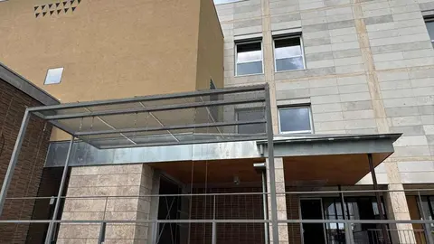 Pese a los más de 3,7 millones invertidos y cinco meses de retraso, los más de 21.000 usuarios seguirán siendo atendidos en instalaciones provisionales sin un horizonte claro de retorno pese a que la obra ya está finalizada. Fotos: Silvia García