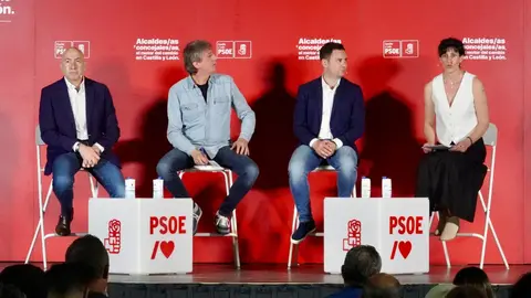 El secretario general del Partido Socialista de Castilla y León, Carlos Martínez, participa junto al secretario general del PSOE de León, Javier Alfonso Cendón, y el secretario adjunto de Política Municipal, Alejandro Soler, con alcaldes y concejales de la provincia de León. Foto: Campillo