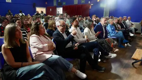 El secretario general del Partido Socialista de Castilla y León, Carlos Martínez, participa junto al secretario general del PSOE de León, Javier Alfonso Cendón, y el secretario adjunto de Política Municipal, Alejandro Soler, con alcaldes y concejales de la provincia de León. Foto: Campillo
