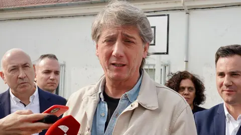 El secretario general del Partido Socialista de Castilla y León, Carlos Martínez, participa junto al secretario general del PSOE de León, Javier Alfonso Cendón, y el secretario adjunto de Política Municipal, Alejandro Soler, con alcaldes y concejales de la provincia de León. Foto: Campillo