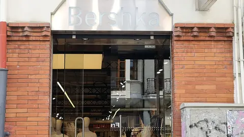 Bershka anuncia el cierre en su tienda en Ordoño II.