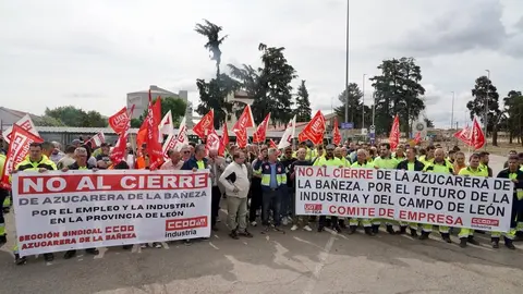 Los trabajadores afectados por el cierre de la planta de Azucarera de La Bañeza se concentran a las puertas de la fábrica. Foto: Campillo.