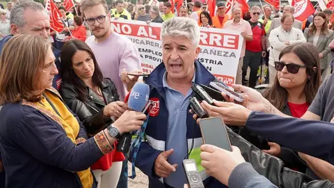 Los trabajadores afectados por el cierre de la planta de Azucarera de La Bañeza se concentran a las puertas de la fábrica. Foto: Campillo.