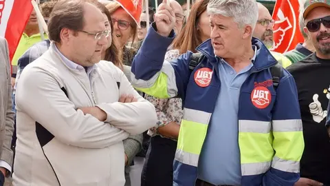 Los trabajadores afectados por el cierre de la planta de Azucarera de La Bañeza se concentran a las puertas de la fábrica. Foto: Campillo.