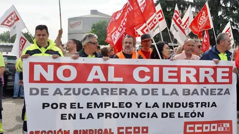 Los trabajadores afectados por el cierre de la planta de Azucarera de La Bañeza se concentran a las puertas de la fábrica. Foto: Campillo.