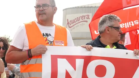 Los trabajadores afectados por el cierre de la planta de Azucarera de La Bañeza se concentran a las puertas de la fábrica. Foto: Campillo.