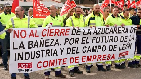 Los trabajadores afectados por el cierre de la planta de Azucarera de La Bañeza se concentran a las puertas de la fábrica. Foto: Campillo.