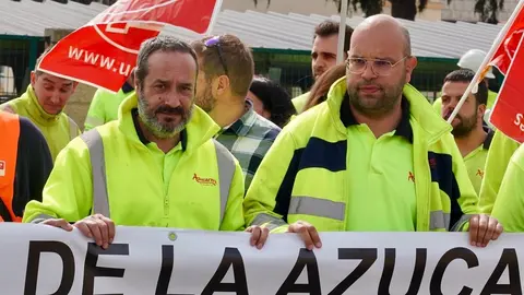 Los trabajadores afectados por el cierre de la planta de Azucarera de La Bañeza se concentran a las puertas de la fábrica. Foto: Campillo.