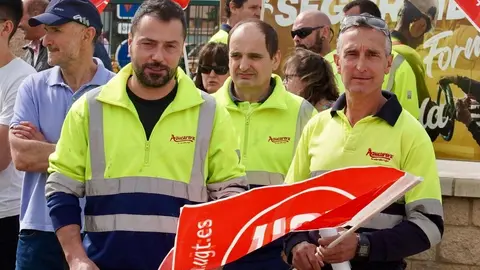 Los trabajadores afectados por el cierre de la planta de Azucarera de La Bañeza se concentran a las puertas de la fábrica. Foto: Campillo.