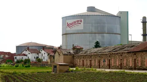 Los trabajadores afectados por el cierre de la planta de Azucarera de La Bañeza se concentran a las puertas de la fábrica. Foto: Campillo.