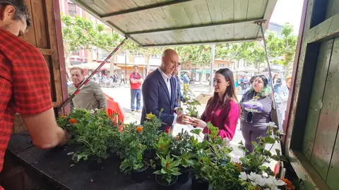 El alcalde de León, José Antonio Diez, se ha sumado a la conmemoración del Día Mundial del Medio Ambiente con el reparto gratuito de más de 2.000 plantas. La entrega de plantas continuará este jueves.