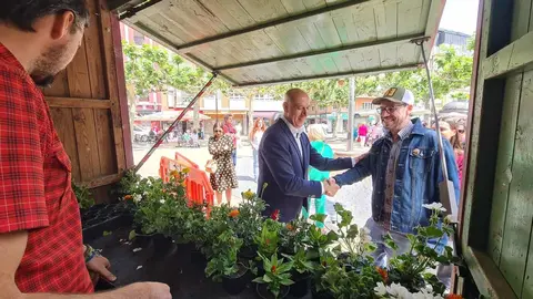 El alcalde de León, José Antonio Diez, se ha sumado a la conmemoración del Día Mundial del Medio Ambiente con el reparto gratuito de más de 2.000 plantas. La entrega de plantas continuará este jueves.