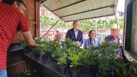 El alcalde de León, José Antonio Diez, se ha sumado a la conmemoración del Día Mundial del Medio Ambiente con el reparto gratuito de más de 2.000 plantas. La entrega de plantas continuará este jueves.