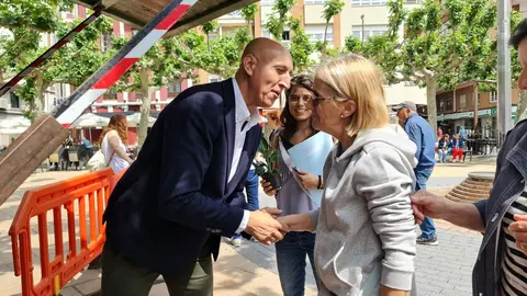 El alcalde de León, José Antonio Diez, se ha sumado a la conmemoración del Día Mundial del Medio Ambiente con el reparto gratuito de más de 2.000 plantas. La entrega de plantas continuará este jueves.