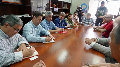 El secretario general del Partido Socialista de Castilla y León, Carlos Martínez, se reúne con trabajadores de la planta de Azucarera de La Bañeza junto a vicesecretaria general del PSOECyL, Nuria Rubio, y el secretario general del PSOE de León, Javier Alfonso Cendón. Foto: Campillo.