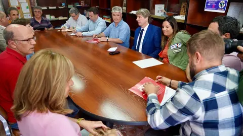 El secretario general del Partido Socialista de Castilla y León, Carlos Martínez, se reúne con trabajadores de la planta de Azucarera de La Bañeza junto a vicesecretaria general del PSOECyL, Nuria Rubio, y el secretario general del PSOE de León, Javier Alfonso Cendón. Foto: Campillo.