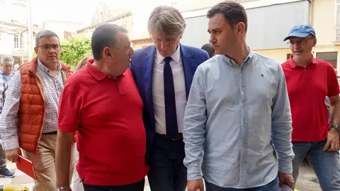 El secretario general del Partido Socialista de Castilla y León, Carlos Martínez, se reúne con trabajadores de la planta de Azucarera de La Bañeza junto a vicesecretaria general del PSOECyL, Nuria Rubio, y el secretario general del PSOE de León, Javier Alfonso Cendón. Foto: Campillo.