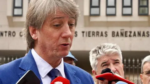El secretario general del Partido Socialista de Castilla y León, Carlos Martínez, atiende a los medios de comunicación minutos antes de la reunión con trabajadores de la planta de Azucarera de La Bañeza. Foto: Campillo.
