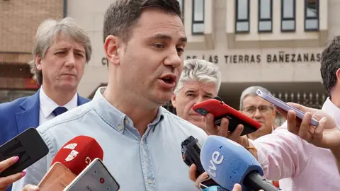 El secretario general del Partido Socialista de León, Javier Alfonso Cendón, atiende a los medios de comunicación minutos antes de la reunión con trabajadores de la planta de Azucarera de La Bañeza. Foto: Campillo.