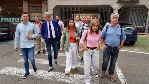 El secretario general del Partido Socialista de Castilla y León, Carlos Martínez, se reúne con trabajadores de la planta de Azucarera de La Bañeza junto a vicesecretaria general del PSOECyL, Nuria Rubio, y el secretario general del PSOE de León, Javier Alfonso Cendón. Foto: Campillo.
