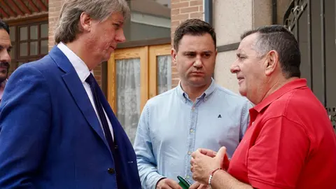 El secretario general del Partido Socialista de Castilla y León, Carlos Martínez, se reúne con trabajadores de la planta de Azucarera de La Bañeza junto a vicesecretaria general del PSOECyL, Nuria Rubio, y el secretario general del PSOE de León, Javier Alfonso Cendón. Foto: Campillo.