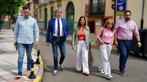 El secretario general del Partido Socialista de Castilla y León, Carlos Martínez, se reúne con trabajadores de la planta de Azucarera de La Bañeza junto a vicesecretaria general del PSOECyL, Nuria Rubio, y el secretario general del PSOE de León, Javier Alfonso Cendón. Foto: Campillo.