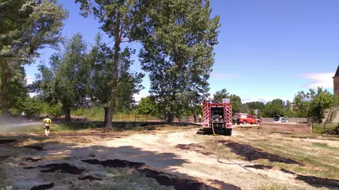 Los bomberos de Sepeis sofocan dos incendios de maleza en Val de San Lorenzo y Armellada.