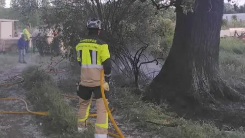 Los bomberos de Sepeis sofocan dos incendios de maleza en Val de San Lorenzo y Armellada.