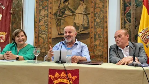 La Casa de León en Madrid acogió este jueves la inauguración de la exposición de pintura 'León-Madrid: naturaleza y ciudad', del artista leonés José Carlos Álvarez Sabugal, arquitecto de profesión y afincado en Madrid desde los diez años.
