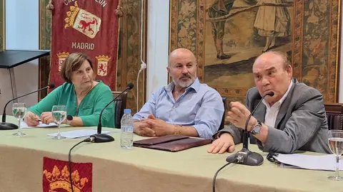La Casa de León en Madrid acogió este jueves la inauguración de la exposición de pintura 'León-Madrid: naturaleza y ciudad', del artista leonés José Carlos Álvarez Sabugal, arquitecto de profesión y afincado en Madrid desde los diez años.