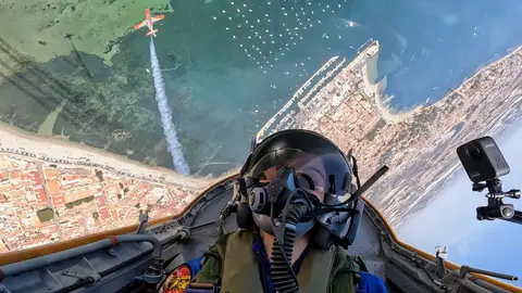 La candidata a astronauta española, la leonesa Sara García Alonso, vuela con la Patrulla Águila | La primera mujer española en la promoción de astronautas de 2022 de la Agencia Espacial Europea se convierte por unos minutos en Águila 7.